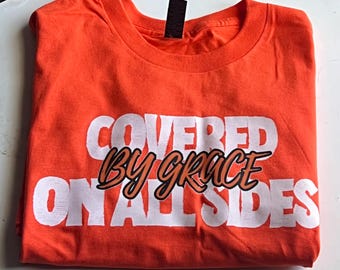 Camiseta cristiana «Cubierta por la Gracia», camiseta religiosa de corte holgado