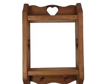 Estantería vintage de madera con forma de corazón calado y ganchos, de dos niveles, estilo cottagecore, granja y campestre.
