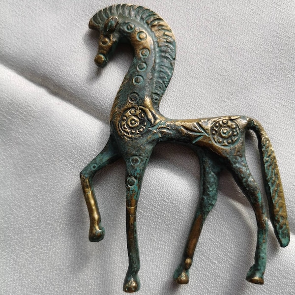 Schreitendes Pferd mit floralen Ornamenten dekoriert und mit Hand patiniert Trojanisches Pferd massiv Messing oder Bronze Pferde Statue