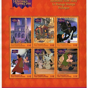 Könnte beinhalten: Ein Bogen Briefmarken mit Szenen aus Disneys "Der Glöckner von Notre Dame". Die Briefmarken, vor einem orangefarbenen Hintergrund, zeigen animierte Filmszenen und enthalten Text wie "Animated Film Story In Postage Stamps Prologue."