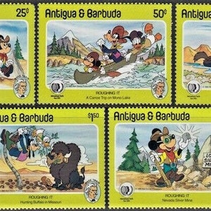 Puede incluir: Un conjunto de cinco sellos amarillos con ilustraciones de Mickey Mouse y Goofy en diferentes entornos. Los sellos son de Antigua y Barbuda y presentan el texto "Roughing It" y el precio de cada sello. Los sellos representan a Mickey Mouse y Goofy reuniéndose con nativos americanos, navegando en canoa por un lago, montando a caballo, cazando búfalos y extrayendo plata.