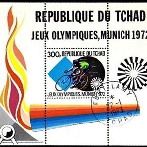 Può includere: Un francobollo da 300 franchi del Ciad che commemora le Olimpiadi di Monaco del 1972. Il francobollo presenta un ciclista che guida una bicicletta con una fiamma blu, gialla, rossa e arancione sullo sfondo. Il francobollo include anche il testo "REPUBLIQUE DU TCHAD" e "JEUX OLYMPIQUES, MUNICH 1972".