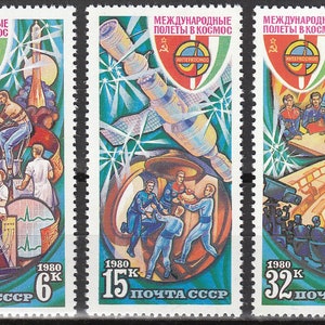 以下が含まれることがあります： 国際宇宙旅行のシーンを描いた、ソビエト連邦のヴィンテージ切手3枚。切手には、宇宙飛行士、宇宙船、地上管制センターのイラストが描かれています。切手は1980年のもので、「МЕЖДУНАРОДНЫЕ ПОЛЕТЫ В КОСМОС」（国際宇宙飛行）と「ПОЧТА СССР」（ソ連郵便）の文字が印刷されています。