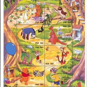Puede incluir: Un conjunto de diez sellos coloridos con personajes de los libros de Winnie the Pooh. Los sellos están dispuestos en una cuadrícula con un título en la parte superior que dice "The Hundred Acre Wood". Los sellos presentan personajes como Winnie the Pooh, Piglet, Tigger, Eeyore, Rabbit, Kanga, Roo y Christopher Robin.