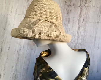 Cappello da sole in rafia all'uncinetto con tesa larga: accessorio da viaggio pieghevole