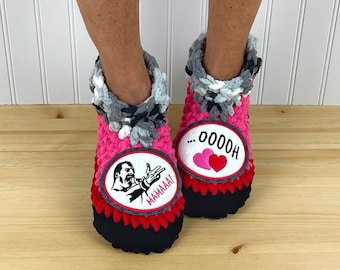 Pantuflas Boho Rhapsody "¡Mamá!" - Calcetines pantuflas de chenilla adorables - Botines Freddie Mercury Queen - Paquete de cuidados para la recuperación - Síndrome de dolor regional complejo (SDRC) - Dolor de pies