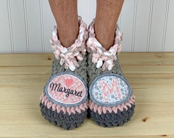 Pantuflas peludas personalizadas - Botines con nombre e inicial - Regalo para una amiga o dama de honor - Calcetines de chenilla cómodos - Neuropatía/SDRC/Dolor de pies