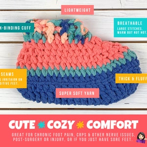 Puede incluir: Un primer plano de una pantufla de crochet en tonos de rosa, azul y verde. La pantufla se describe como ligera, transpirable, gruesa y esponjosa, y hecha con hilo s&uacute;per suave. El texto "CUTE COZY COMFORT" se muestra en letras grandes sobre un fondo rosa. El texto "GREAT FOR CHRONIC FOOT PAIN, CRPS & OTHER NERVE ISSUES, POST-SURGERY OR INJURY, OR IF YOU JUST HAVE SORE FEET." tambi&eacute;n se muestra debajo del texto principal.