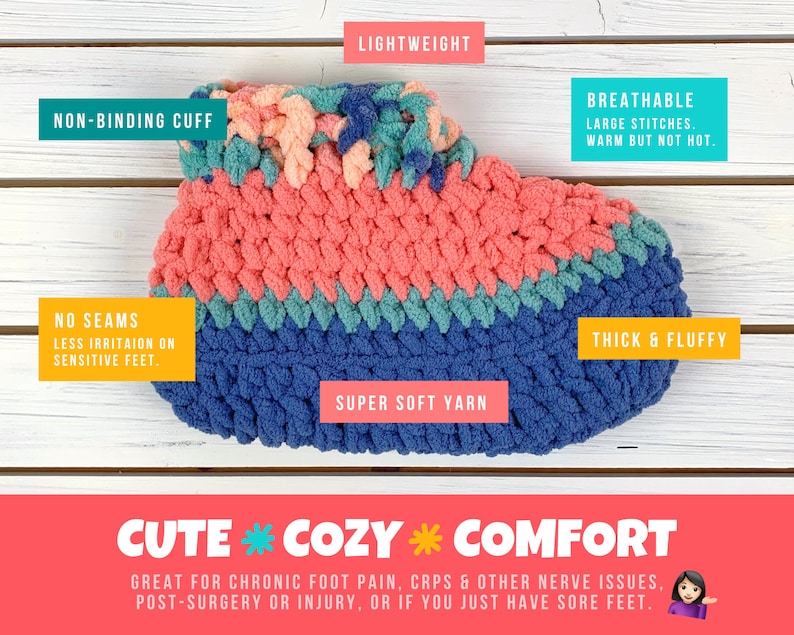 Puede incluir: Un primer plano de una pantufla de crochet en tonos de rosa, azul y verde. La pantufla se describe como ligera, transpirable, gruesa y esponjosa, y hecha con hilo s&uacute;per suave. El texto "CUTE COZY COMFORT" se muestra en letras grandes sobre un fondo rosa. El texto "GREAT FOR CHRONIC FOOT PAIN, CRPS & OTHER NERVE ISSUES, POST-SURGERY OR INJURY, OR IF YOU JUST HAVE SORE FEET." tambi&eacute;n se muestra debajo del texto principal.