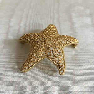 Vintage/ Unsigned Beauty/ Gold Tone/ Delicate/ Openwork/ Starfish/ Brooch