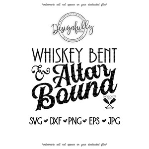 Puede incluir: Diseño digital en blanco y negro con el texto "Whiskey Bent & Altar Bound" en una mezcla de fuentes. Incluye tipos de archivo: SVG, DXF, PNG, EPS y JPG. Un diseño para una despedida de soltera.