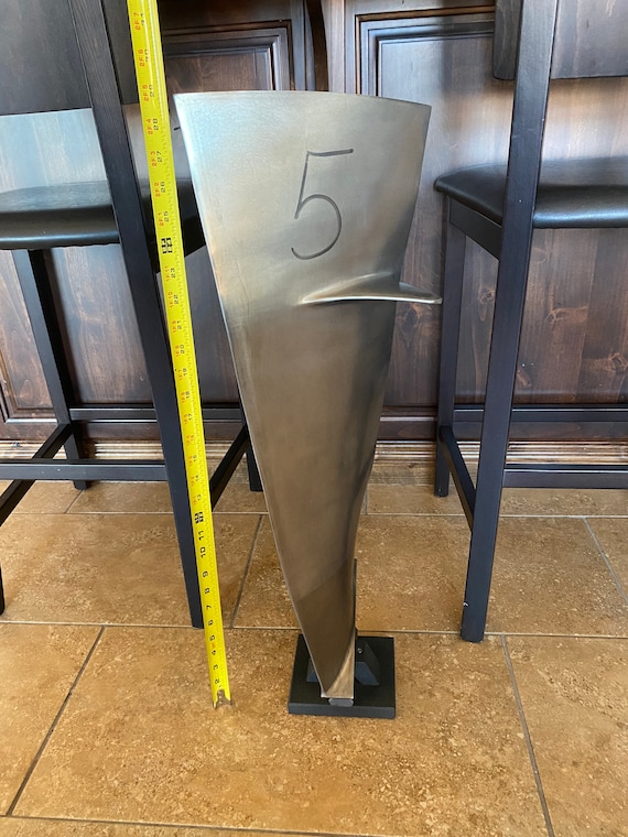 Boeing 747 / 676 Titanium CF6 Jet Engine FAN Blade. Pilot
