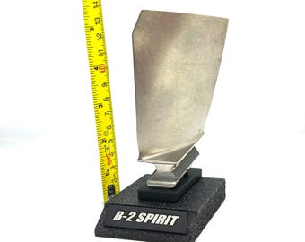 B-2 Spirit stealth titan jetmotorblad. pilotpresentbord modell kapten USAF B-21 konstutställning skunk works F-117