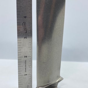 Könnte beinhalten: Ein silbernes Metallmodell eines B-58 Hustler Flugzeugs auf einem schwarzen Ständer mit dem Text "B-58 HUSTLER". Das Modell ist etwa 12,7 cm hoch.