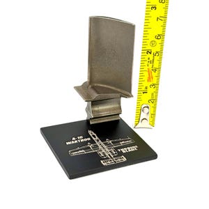 Exhibición de álabes de turbina de alta temperatura TF34-100 del motor a reacción A-10 Warthog. Modelo de escritorio de aleación de níquel, regalo para pilotos de caza de la USAF.