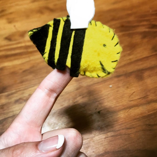 Bee fingerpuppet