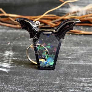 Coffin Shaker Keychain – Gothic Bat Wings – Spooky Glitter Resin Charm – Witchy Halloween Bag Accessory