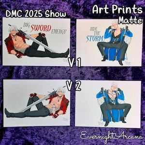 Könnte beinhalten: Vier matte Kunstdrucke mit Illustrationen eines Charakters mit weißen Haaren, einer roten Jacke und einem Schwert. Die Drucke tragen die Texte "BIG SWORD ENERGY" und "RIDE THE STORM". Die Drucke sind mit "V1" und "V2" gekennzeichnet. Der Text "DMC 2025 Show" und "Evernight Arcana" sind ebenfalls sichtbar.