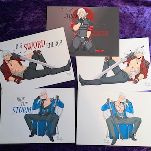 Könnte beinhalten: Eine Sammlung von fünf rechteckigen Kunstdrucken mit Charakteren im Anime-Stil. Zwei Drucke zeigen eine weißhaarige Figur mit einem großen Schwert und dem Text BIG SWORD ENERGY. Zwei Drucke zeigen eine Figur mit einem Katana und dem Text RIDE THE STORM. Ein Druck zeigt eine Figur mit zwei Pistolen und dem Text TWO SEATER.