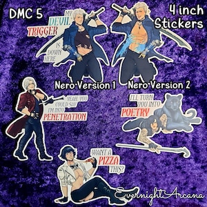 Peut inclure: Ensemble de cinq autocollants de 10 cm représentant des personnages de DMC 5. Les autocollants incluent les versions 1 et 2 de Nero, et d'autres personnages avec des textes comme "Trigger", "Penetration" et "Poetry". Les autocollants sont sur un fond violet.