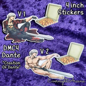 Puede incluir: Pegatinas de 10 cm con dos ilustraciones de Dante de DMC4, con una caja de pizza. Una muestra a Dante con un abrigo rojo, la otra es una versión desnuda. El texto incluye "DMC4 Dante", "Creation Of Dante" y "Evernight Arcana".