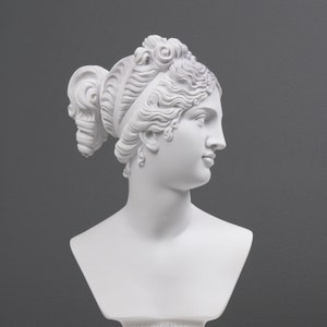 Bust of Venus Italica Famous Reproduction by Canova Marble Sculpture Handmade Statue in Europe - 33 cm / 13&quot;