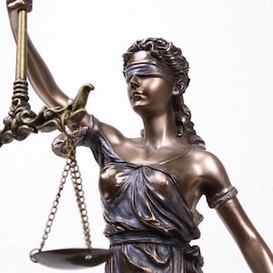 Estatua de la Dama de la Justicia (Escultura de bronce fundido en frío) Decoración para despacho de abogados Regalo para abogados Figura artística griega romana Diosa femenina imagen 6