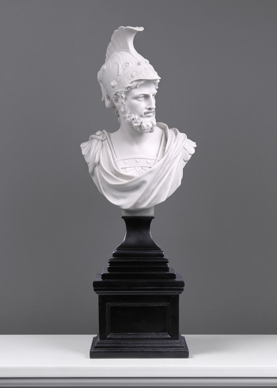 黒い台座に乗ったアイアスの胸像の大きな像 - ギリシャの偉大な戦士