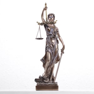 Puede incluir: Una estatua de bronce de la figura de la Justicia, sosteniendo una espada y una balanza. La figura est&aacute; vendada de los ojos y lleva una t&uacute;nica fluida.