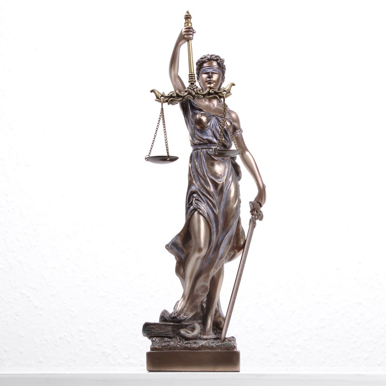 Puede incluir: Una estatua de bronce de la figura de la Justicia, sosteniendo una espada y una balanza. La figura est&aacute; vendada de los ojos y lleva una t&uacute;nica fluida.