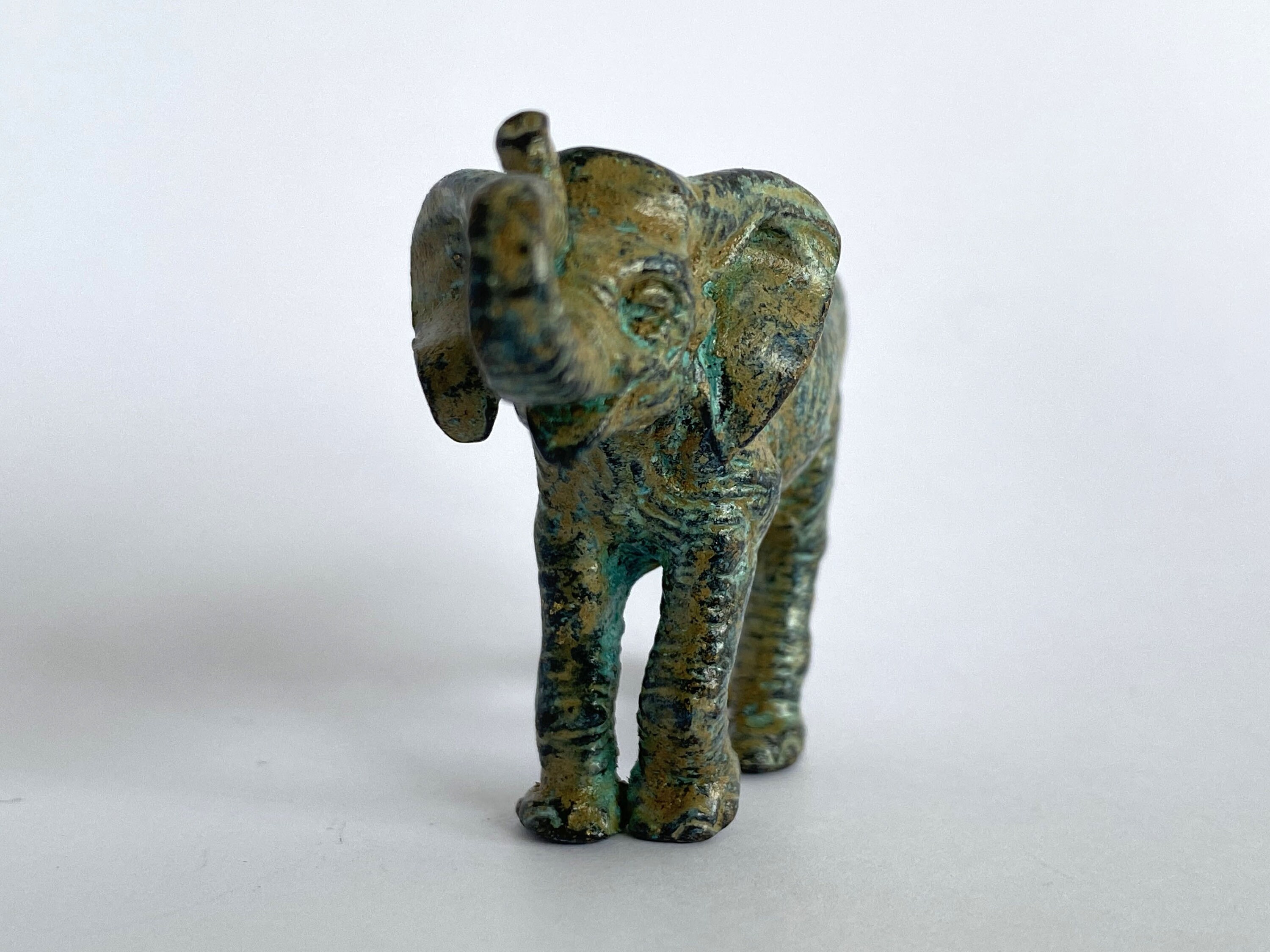 ゾウ　象　金属　ブロンズ像　置物　インテリア　工芸品　美術品　A2522 オブジェ】 象 歩くゾウ ブロンズゴールド 樹脂彫像 部屋装飾品 お洒落