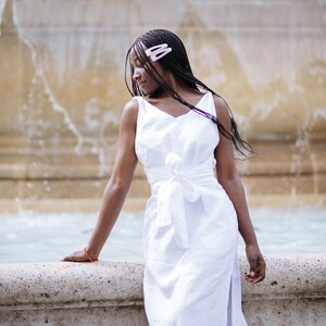 Robe en lin blanc : tenue bohème pour invitée à un mariage, robe d'été pour la plage image 3