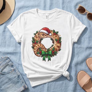 Cute Snake Christmas Wreath T-Shirt, Kawaii Reptile Holiday Graphic Tee, Festive Santa Python Snake Mom Shirt, Christmas Animal Gift