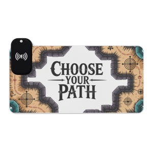 以下が含まれることがあります： 「CHOOSE YOUR PATH」の文字と地図のデザインが施された長方形のゲーミングマウスパッド。 地図には曲がりくねった道、コンパス、宝箱が描かれています。 黒色のワイヤレス充電パッドが取り付けられています。