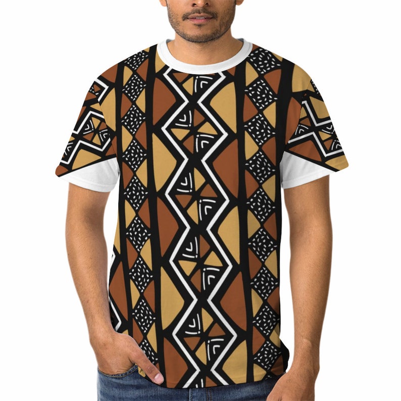 Puede incluir: Una camiseta negra con un patr&oacute;n geom&eacute;trico en marr&oacute;n, beige y blanco. El patr&oacute;n est&aacute; inspirado en el arte tribal africano.