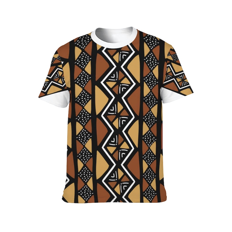 Puede incluir: Una camiseta blanca con un patr&oacute;n geom&eacute;trico marr&oacute;n, negro y blanco. El patr&oacute;n est&aacute; inspirado en el arte tribal africano.