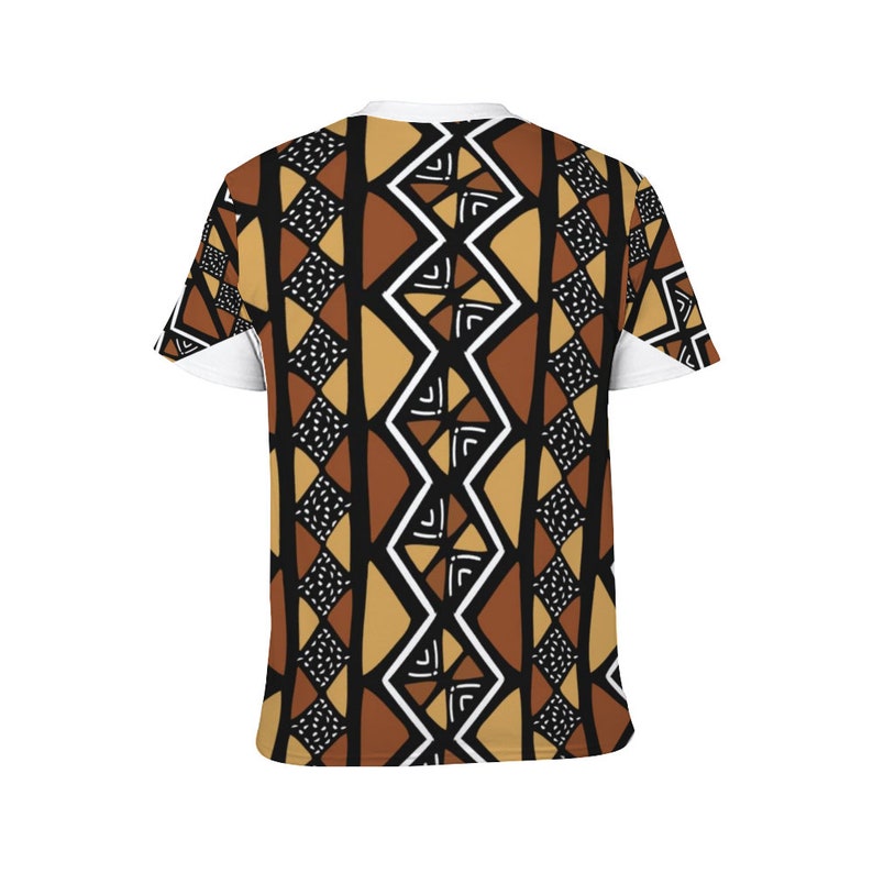 Puede incluir: Una camiseta blanca con un patr&oacute;n geom&eacute;trico marr&oacute;n, negro y blanco. El patr&oacute;n est&aacute; inspirado en el arte tribal africano.