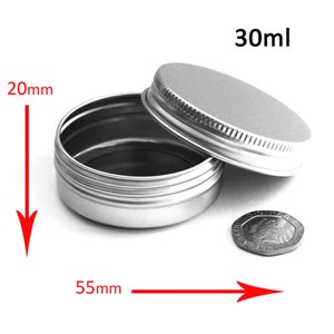 Puede incluir: Lata de metal plateada con tapa, que mide 5 cm de alto y 5,5 cm de ancho. La lata est&aacute; etiquetada con "30ml".