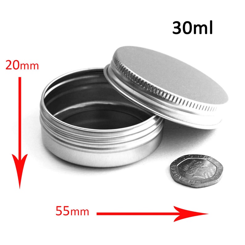 Puede incluir: Lata de metal plateada con tapa, que mide 5 cm de alto y 5,5 cm de ancho. La lata est&aacute; etiquetada con "30ml".
