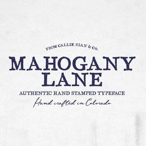 Könnte beinhalten: Ein Logo für ein Unternehmen namens "Mahogany Lane", das "From Callie Rian & Co." und "Authentic Hand Stamped Typeface" und "Hand crafted in Colorado" sagt.