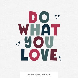Może przedstawiać: Kolorowy projekt graficzny z tekstem "DO WHAT YOU LOVE." Tekst jest w r&oacute;żnych kolorach, w tym czerwonym, niebieskim i zielonym. Wok&oacute;ł tekstu rozrzucone są małe serduszka i gwiazdki.