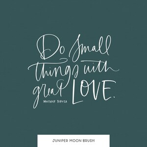 Może przedstawiać: Biały tekst na turkusowym tle brzmi "Do small things with great LOVE." Cytat przypisywany Matce Teresie.