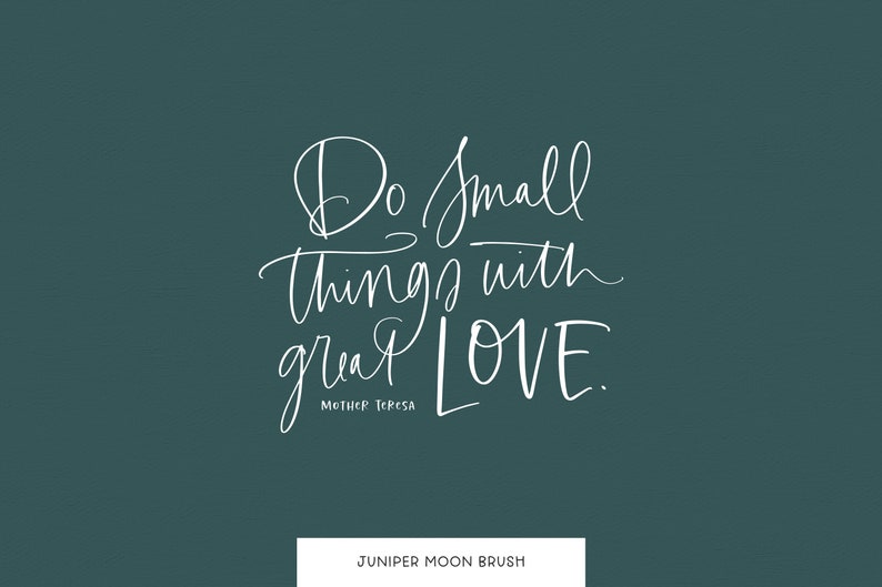 Może przedstawiać: Biały tekst na turkusowym tle brzmi "Do small things with great LOVE." Cytat przypisywany Matce Teresie.