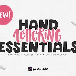 Könnte beinhalten: Ein rosa Kreis mit dem Wort "NEW!" in weißem Text. Die Wörter "HAND LETTERING ESSENTIALS" sind in schwarzem Text mit dem Wort "LETTERING" in rosa. Unter dem Text befindet sich eine kleinere Textzeile mit der Aufschrift "15 OF MY MOST USEFUL LETTERING AND CALLIGRAPHY BRUSHES". Der Text befindet sich auf einem weißen Hintergrund mit einer subtilen Textur. Das Procreate-Logo befindet sich in der unteren rechten Ecke.