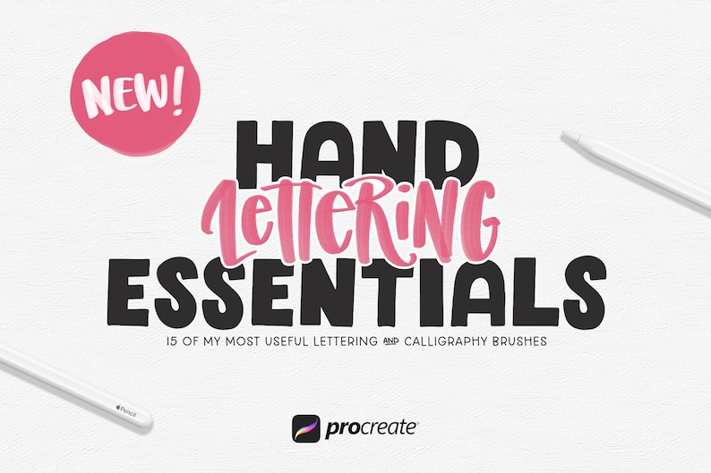 Może przedstawiać: R&oacute;żowe koło z napisem "NEW!" w białym kolorze. Słowa "HAND LETTERING ESSENTIALS" są w kolorze czarnym, a słowo "LETTERING" w r&oacute;żowym. Pod tekstem znajduje się mniejszy wiersz tekstu, kt&oacute;ry brzmi "15 OF MY MOST USEFUL LETTERING AND CALLIGRAPHY BRUSHES". Tekst znajduje się na białym tle z subtelną fakturą. Logo Procreate znajduje się w prawym dolnym rogu.