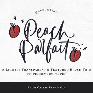 Puede incluir: Una ilustración digital de un conjunto de pinceles para Procreate en iPad Pro. La ilustración presenta el texto "Peach Parfait" en una fuente de letra manuscrita con dos ilustraciones de melocotones. El texto "A lightly transparent & textured brush trio" está debajo del texto principal. El texto "From Callie Rian & Co." está en la parte inferior de la imagen.