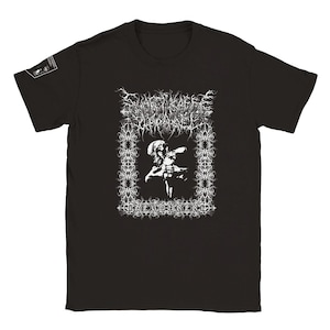 以下が含まれることがあります： 黒いTシャツに、白いバンドロゴのグラフィックプリントが施されています。ロゴは、王冠をかぶった頭蓋骨と「SUMMONING THE FORBIDDEN DEAD ORDER」の文字で構成されています。