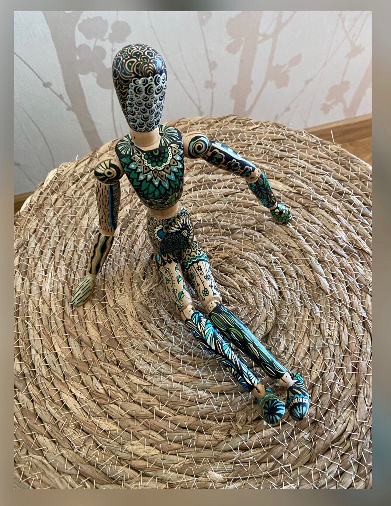 Mannequin Articulé Customisé Au Feutre Posca, Pièce Unique.