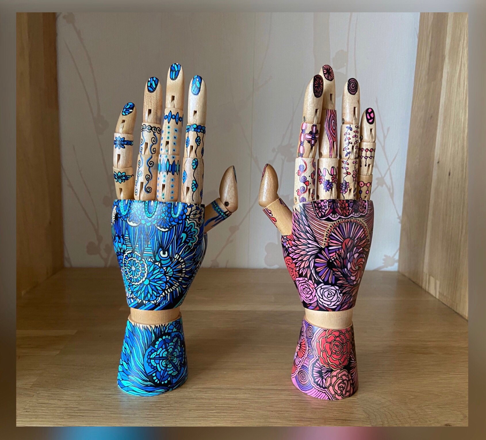 Main Articulée Bois Customisée Au Feutre Posca, Dominantes Rose et Rouge, Pièce Unique.