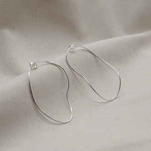Pendientes de aro abstracto de plata de ley ecológica reciclada, pendientes de aro ondulado, elegante, regalo, minimalista, modernista